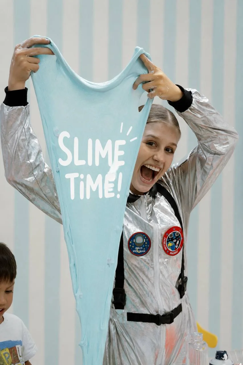 A Wonder Spark entertainer leading the slime workshop at Lemur Lulu kids party venue near Seattle