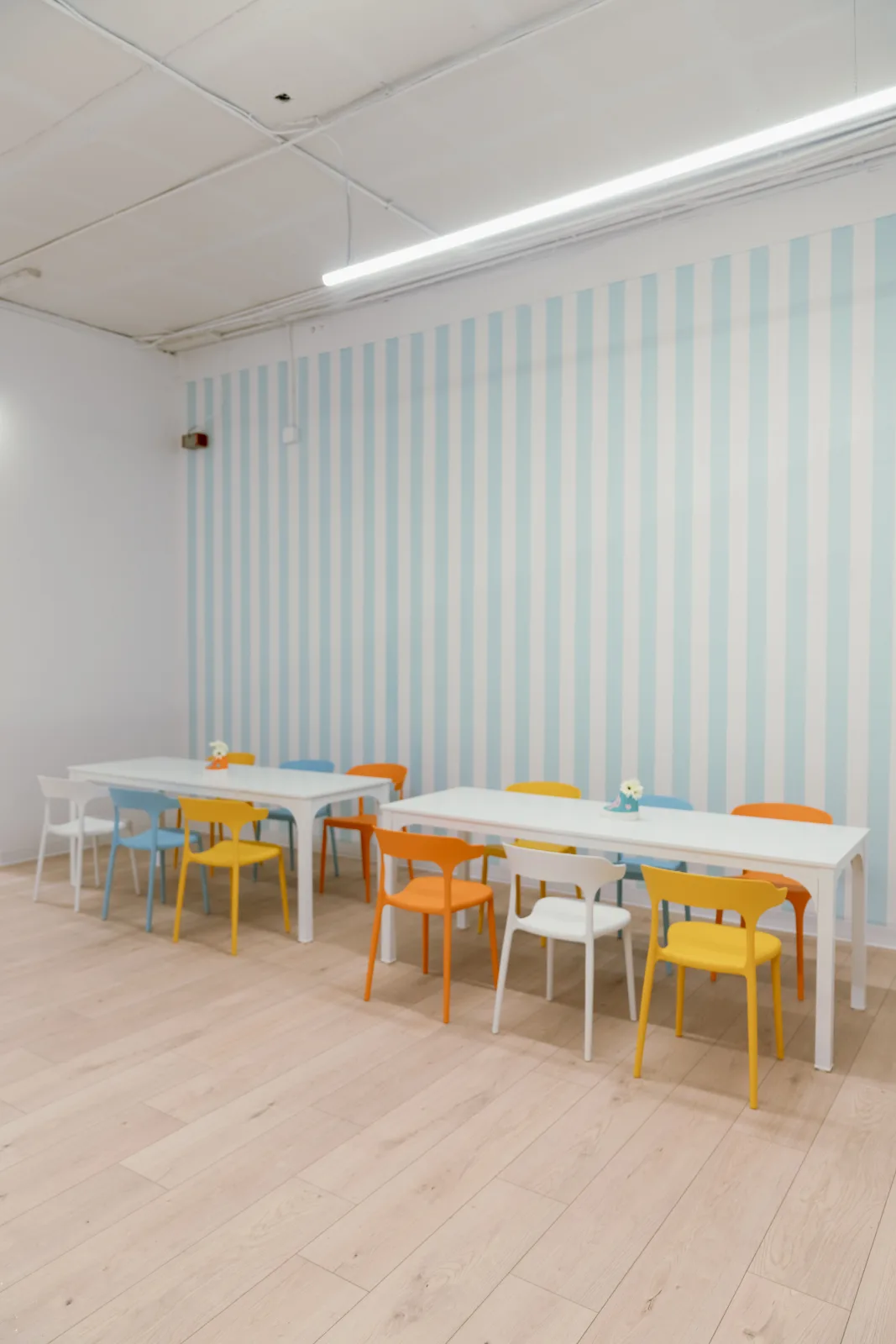 Party tables against the striped wall at Lemur Lulu kids party room near Seattle